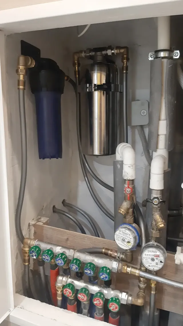 Instalación bajo mueble de baño