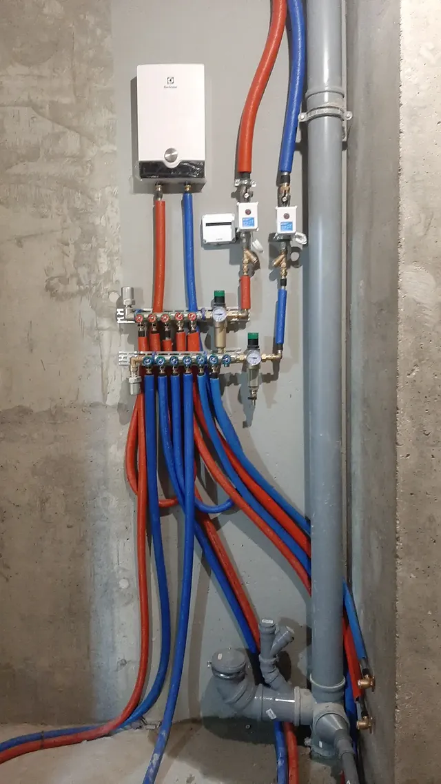 Instalación de cañerías de agua fría y caliente