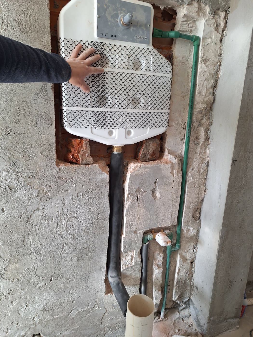 Cisterna empotrada de inodoro suspendido en obra
