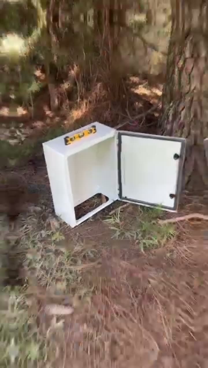 Montaje de gabinete estanco en exterior
